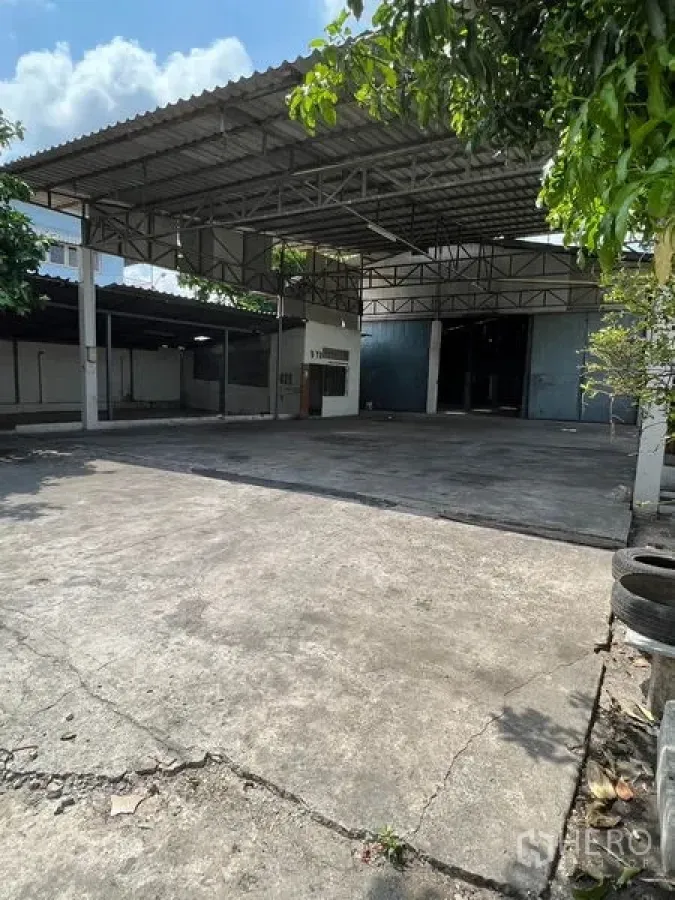 Warehouse for rent in Khlong Toei, Bangkok - Front forecourt with roofed bay, trees and ample turning space for vehicles.