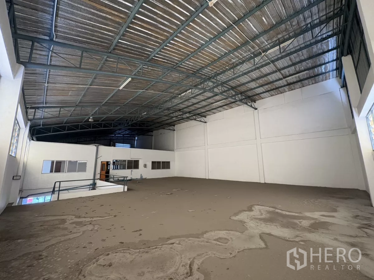 Warehouse for rent in Bang Phli, Samut Prakan - Upper warehouse looking toward office block and handrail.