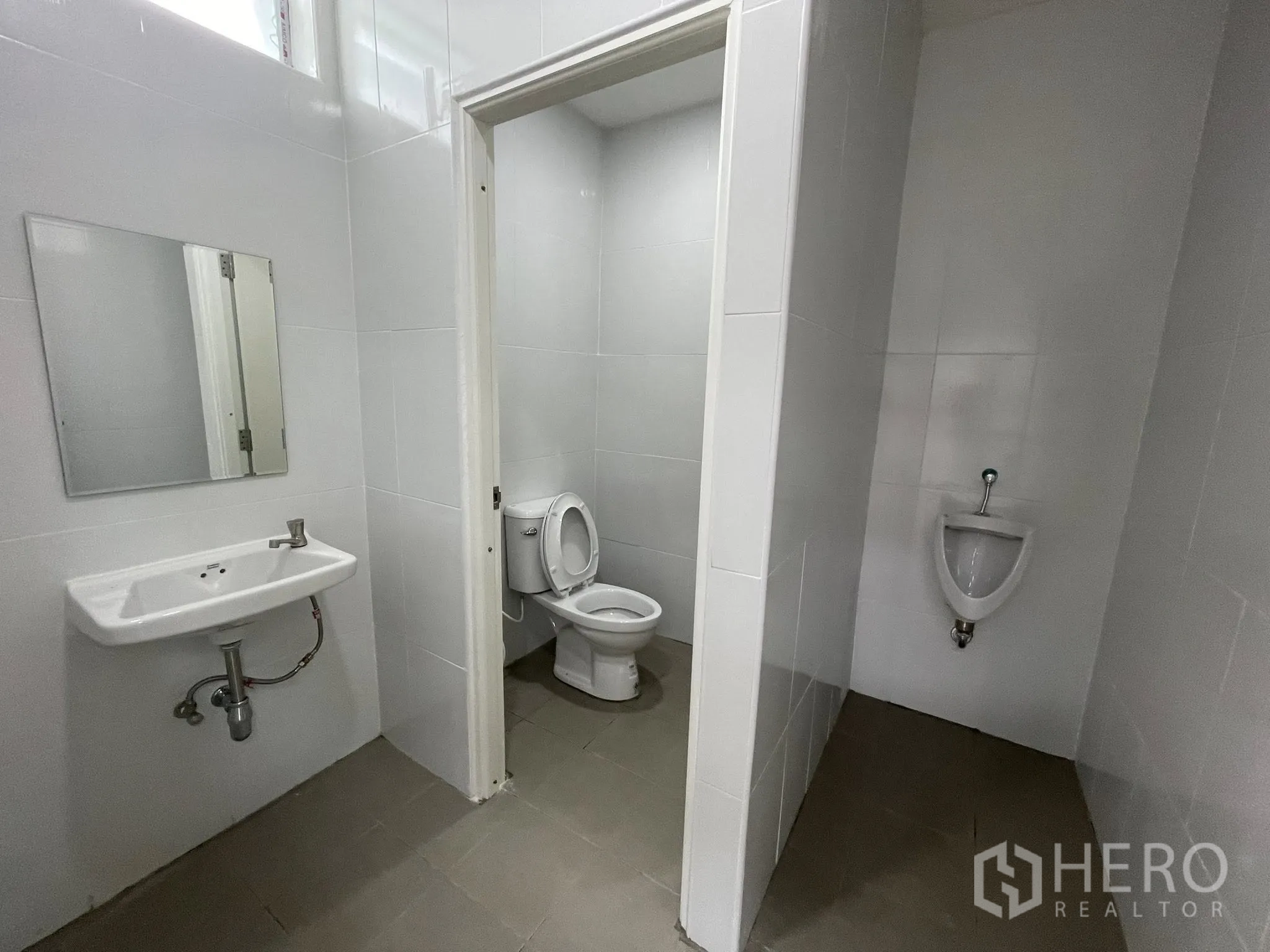 仓库 for rent in Pak Kret, Nonthaburi - 卫生间内设坐便器、洗手盆和小便斗。