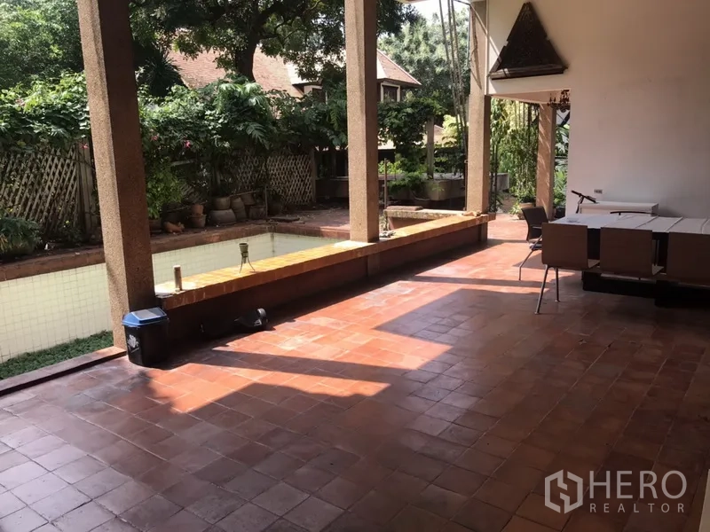 带办公室的家 出租在Khlong Toei, Bangkok - 阴凉庭廊，陶砖地面，立柱与花园旁的浅水景