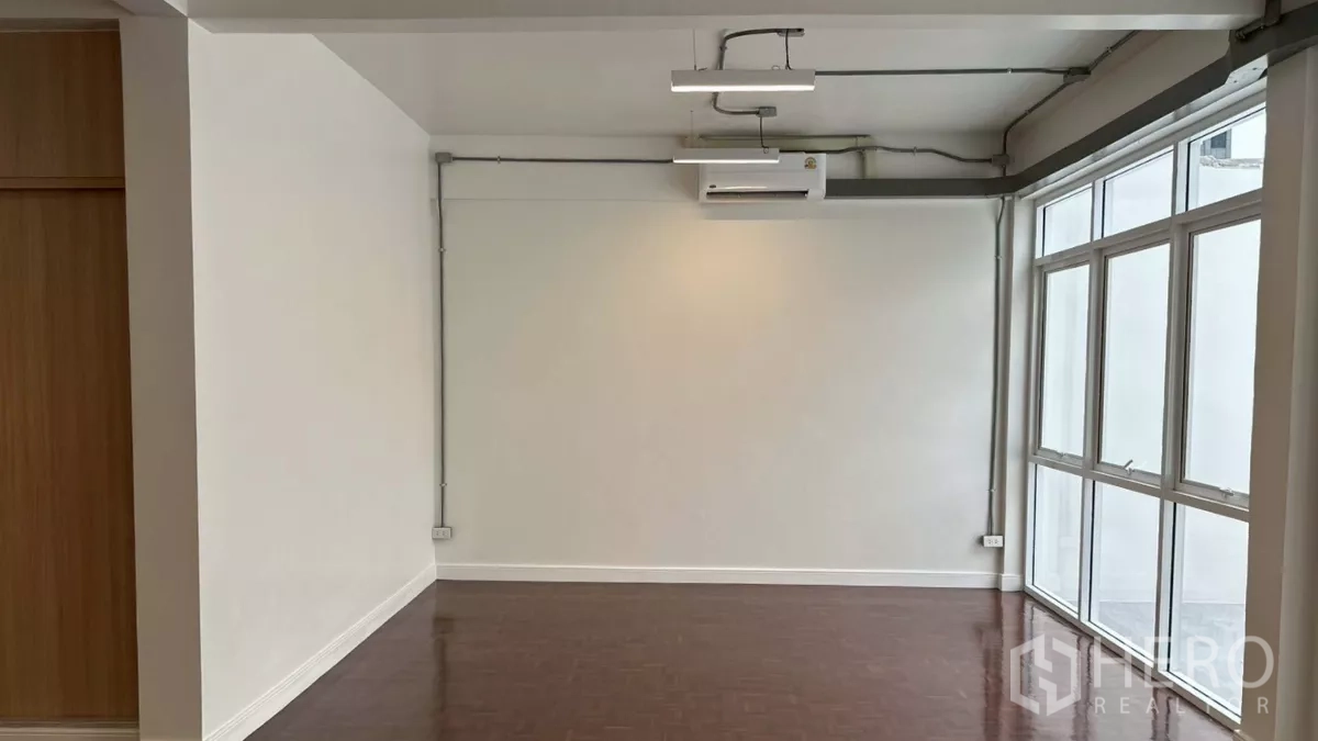 带办公室的家 出租在Watthana, Bangkok - 明亮工作区，转角窗与空调带来舒适采光。