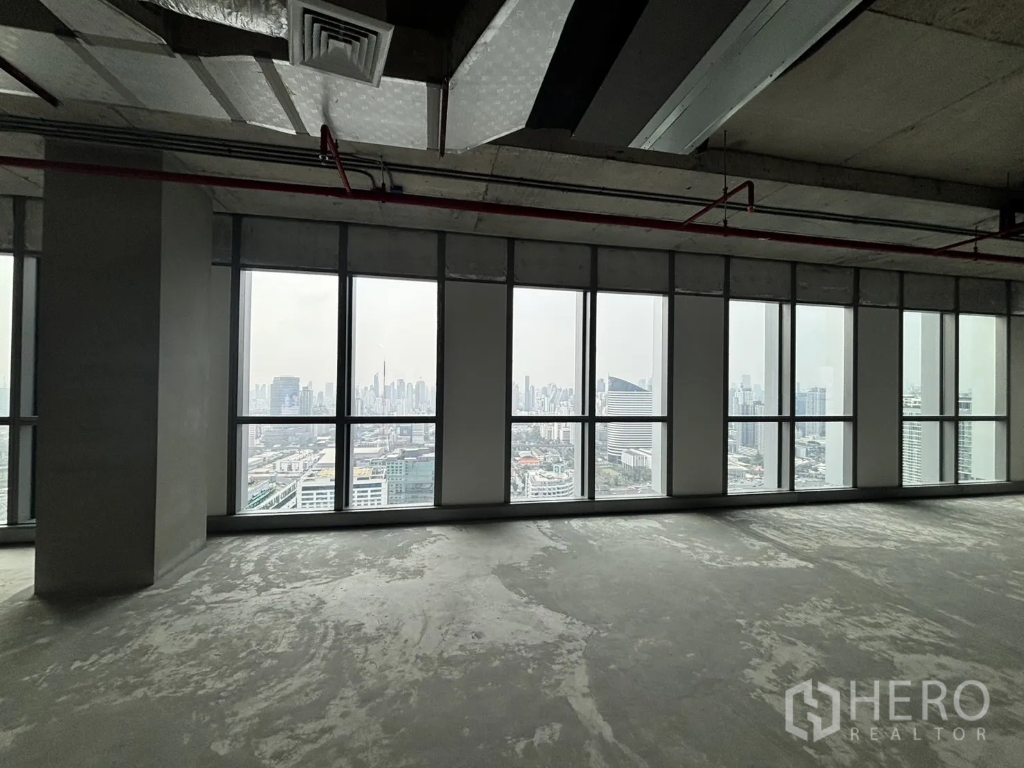 办公空间 出租在Huai Khwang, Bangkok - 通过落地窗可见曼谷天际线的景色。