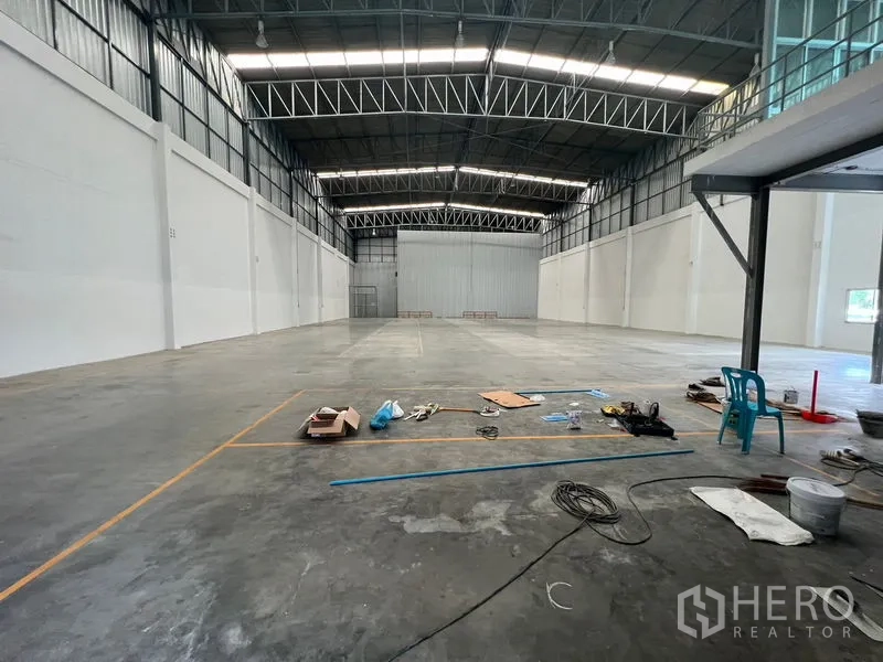 货栈 出租在Lat Krabang, Bangkok - 宽敞仓库内部，混凝土地面与高钢结构屋顶，通透无柱。