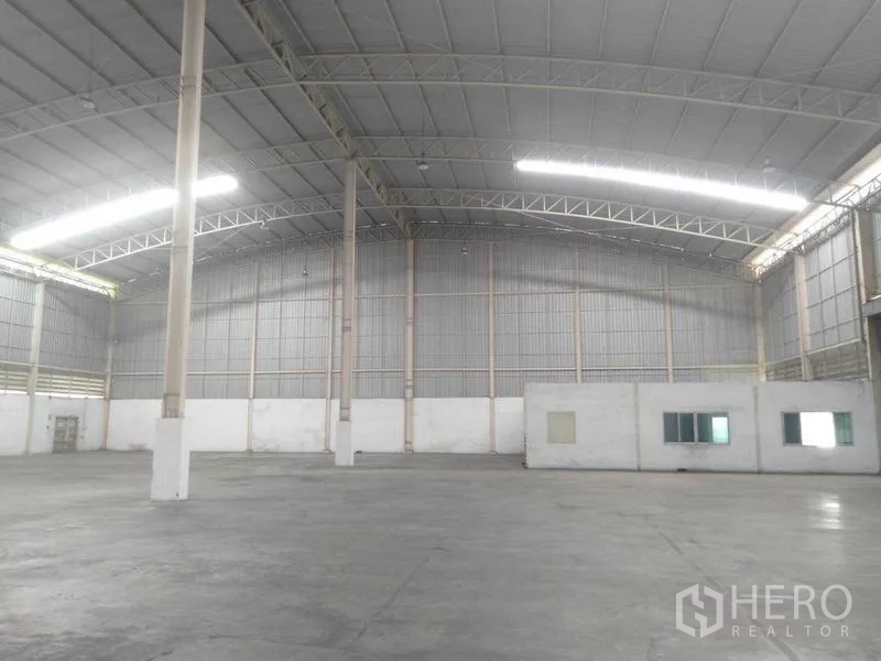 工厂 出租在Phra Nakhon Si Ayutthaya - 高挑立柱与金属包墙的工业空间，内置办公室窗户。