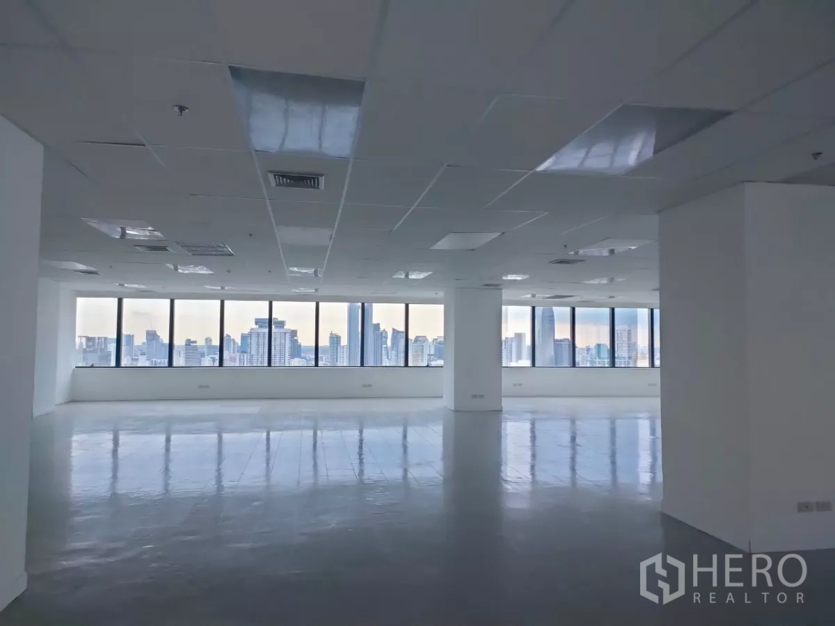 Office Space for rent in Huai Khwang, Bangkok - Wide office unit featuring abundant natural light and skyline views across Bangkok.