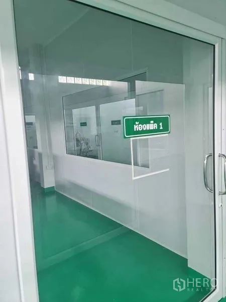 Factory for sale in Bang Pa-in, Phra Nakhon Si Ayutthaya - Second view of the packing room 1 door and corridor windows.