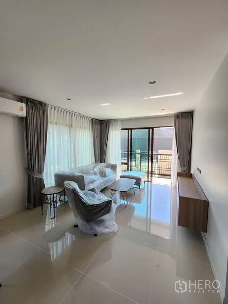 Detached House for rent in Bang Kapi, Bangkok - Bright living room with sliding glass doors opening to a terrace.