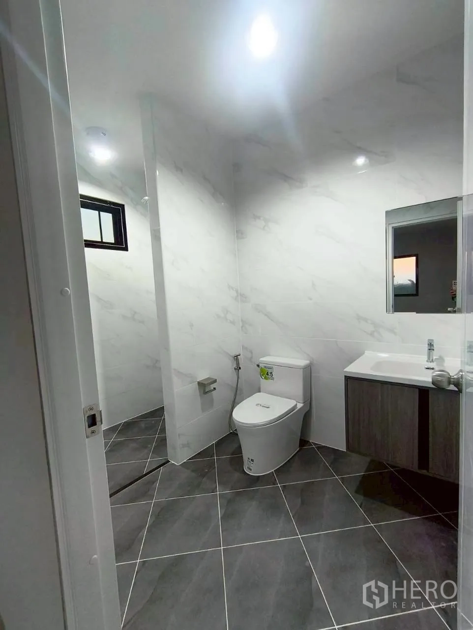 Warehouse for rent in Mueang Nonthaburi, Nonthaburi - Bathroom with toilet, vanity, and a separate shower area.