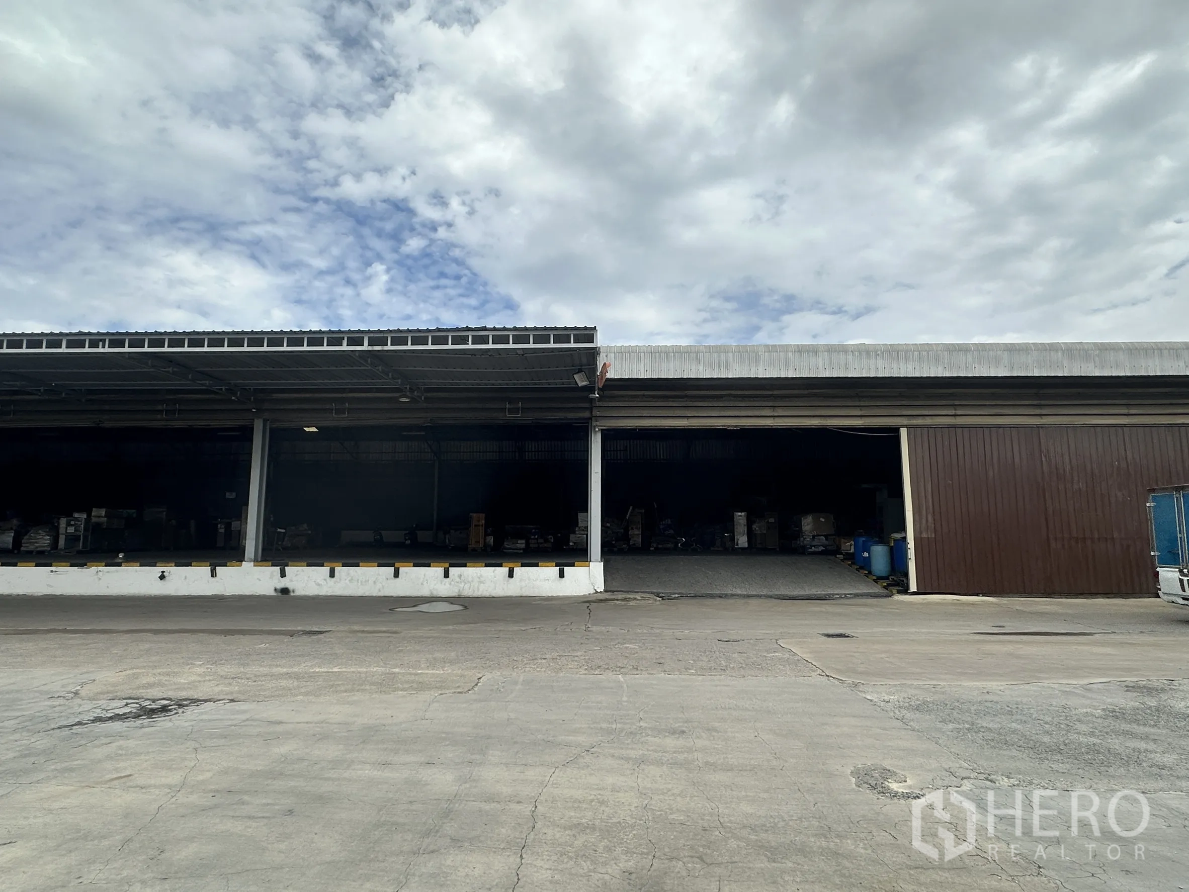 工厂 for rent in Lat Krabang, Bangkok - 工厂外观设有有顶装卸月台、高位月台与宽阔混凝土场地。