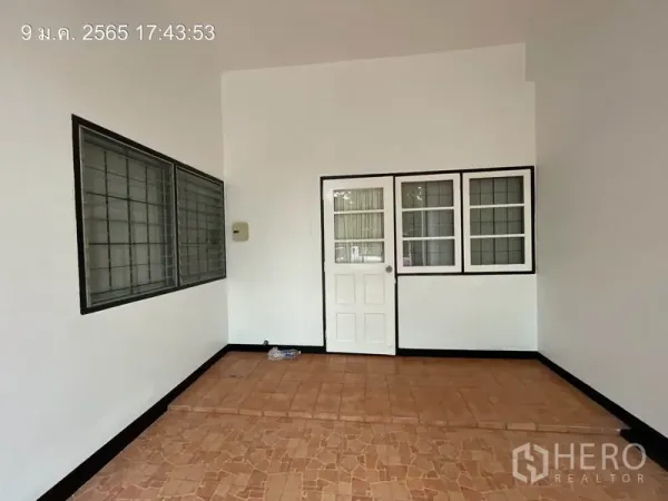独立式住宅 出租在Khlong Toei, Bangkok - 有顶车棚与入户区，铺砖地面及带格栅的窗户。