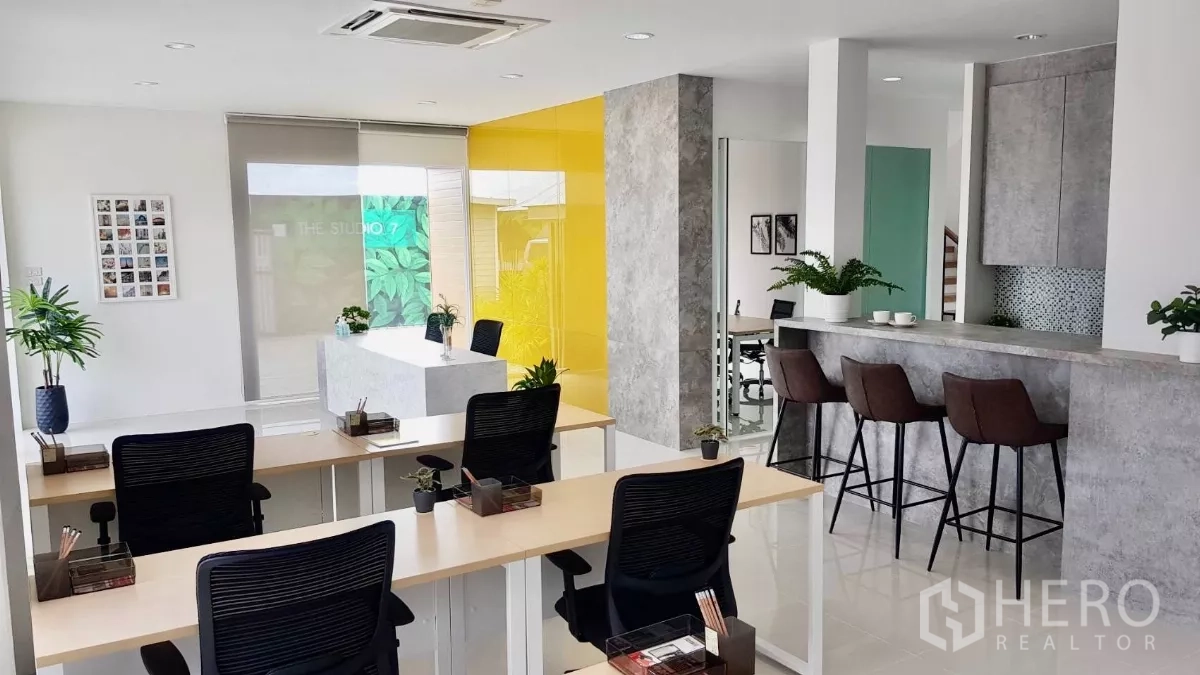 Warehouse for sale in Lam Luk Ka, Pathum Thani - Open office with shared desks, bar counter and built-in cabinetry.