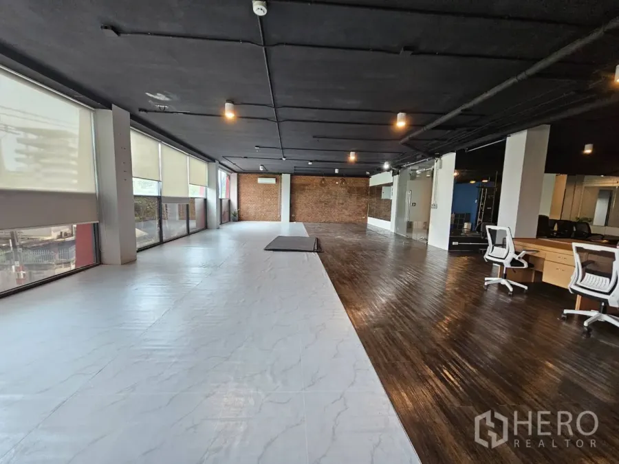 สำนักงาน ให้เช่าในWatthana, Bangkok - ออฟฟิศแปลนโล่ง หน้าต่างบานยาวพร้อมมู่ลี่ พื้นลายหินอ่อนสลับพื้นไม้ เพดานลอฟต์และห้องประชุมกระจก.