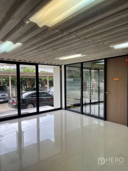 โรงงาน ให้เช่าในMueang Samut Prakan, Samut Prakan - ออฟฟิศสว่างพื้นกระเบื้องเงาและกระจกเต็มบาน