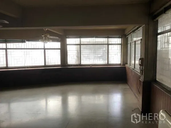 店屋 出租在Khlong Toei, Bangkok - 采光良好的转角房，格纹大窗与木质护墙。
