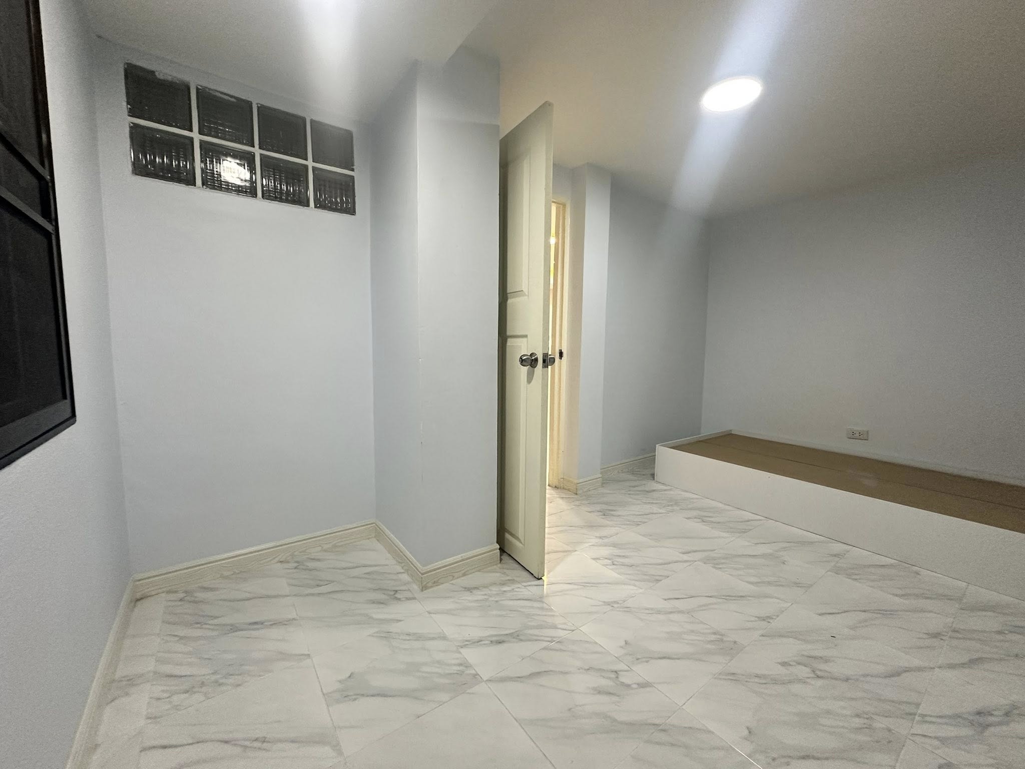 Home Office for rent in Wang Thonglang, Bangkok - Small additional room with marble-look floor and raised platform.