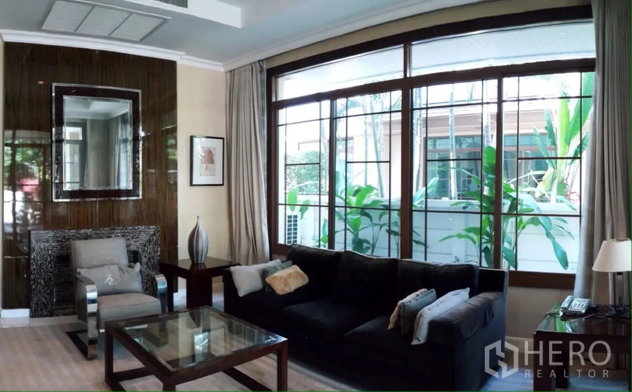 บ้าน ให้เช่าหรือขายในSuan Luang, Bangkok - มุมพักผ่อนติดหน้าต่างพาโนรามามองเห็นสวนทรอปิคอล