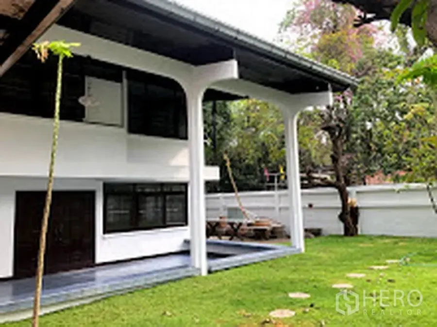 บ้าน ให้เช่าในSuan Luang, Bangkok - บ้านเดี่ยวสองชั้นเสากว้างพร้อมสนามหญ้าหน้าบ้านสีเขียว