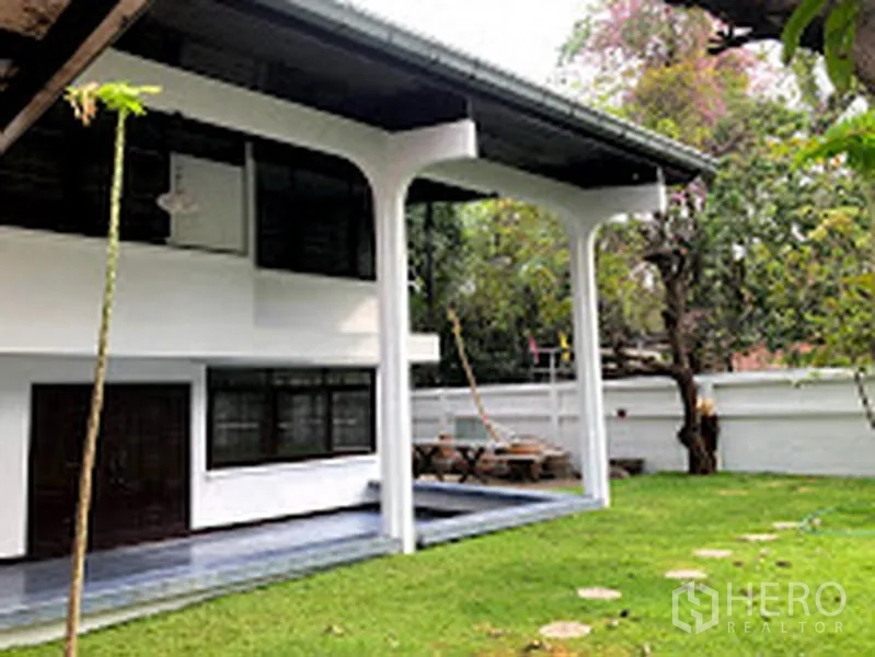 บ้าน ให้เช่าในSuan Luang, Bangkok - บ้านเดี่ยวสองชั้นเสากว้างพร้อมสนามหญ้าหน้าบ้านสีเขียว