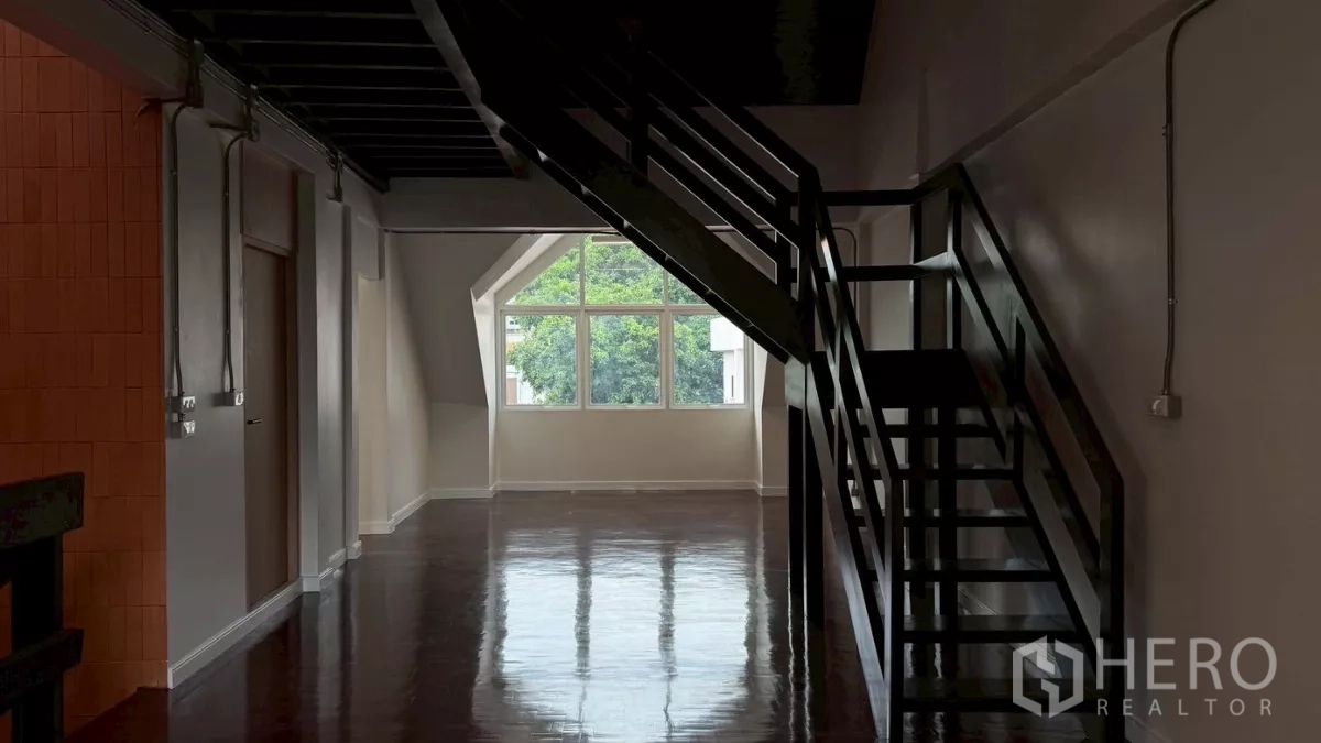 带办公室的家 出租在Watthana, Bangkok - 顶层阁楼式空间，金属楼梯与人字窗景观。