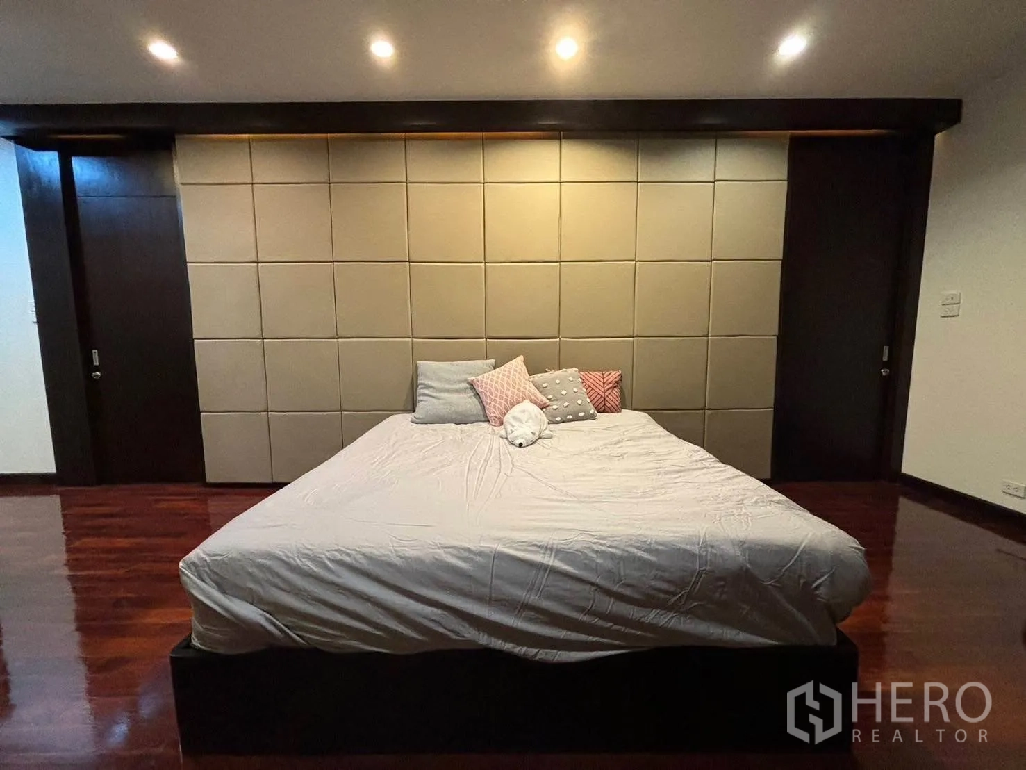 Detached House for rent in Bang Kapi, Bangkok - King bedroom with panelled headboard and recessed lights.