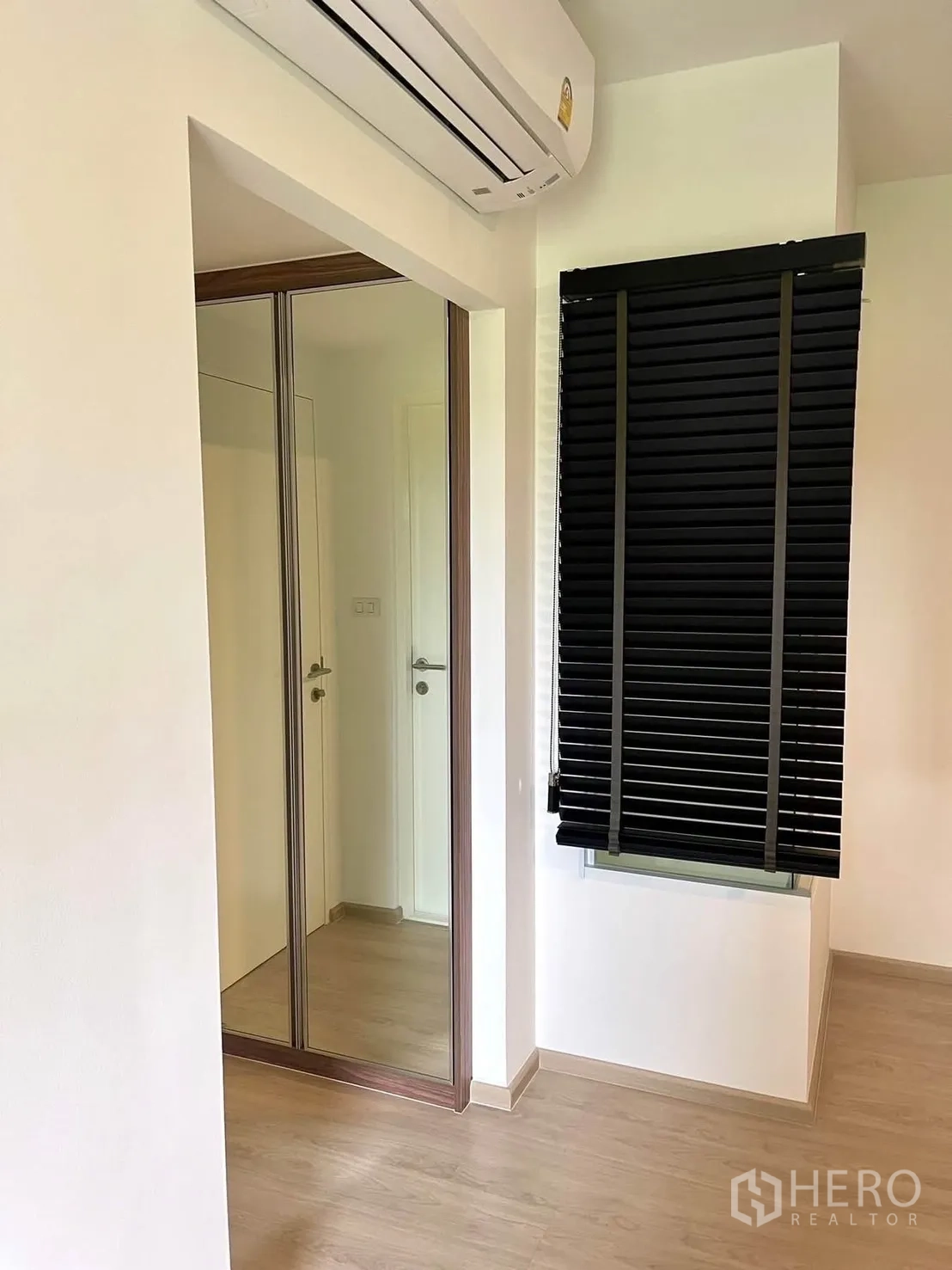Townhouse for rent in Bang Phli, Samut Prakan - Corner with mirrored wardrobe, window blinds and air conditioner.