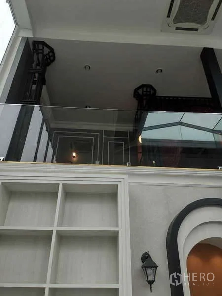 Retail Space for rent - Central kiosk beneath large skylight and windows.