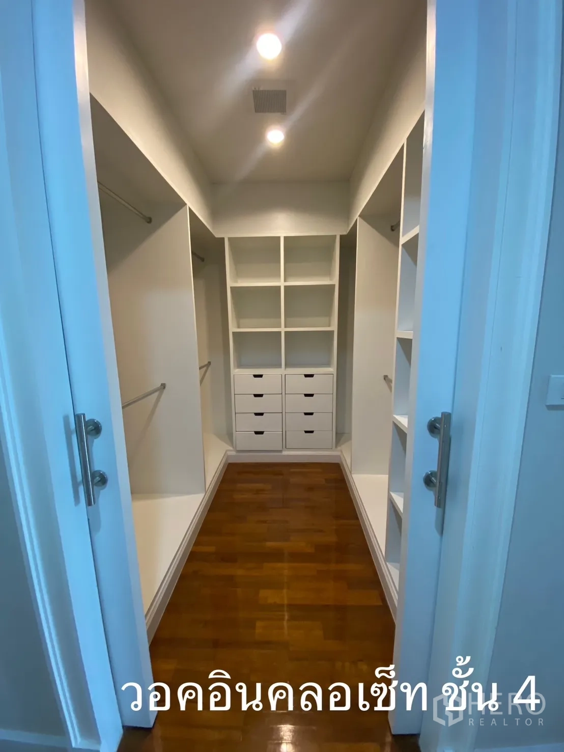 Shophouse for rent in Watthana, Bangkok - Walk-in closet with built-in shelves and drawers.