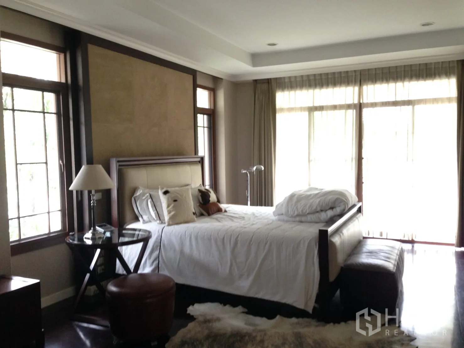 บ้าน ให้เช่าหรือขายในSuan Luang, Bangkok - ห้องนอนใหญ่มีหน้าต่างบานกว้าง ผ้าม่านโปร่ง และเตียงบุนวม