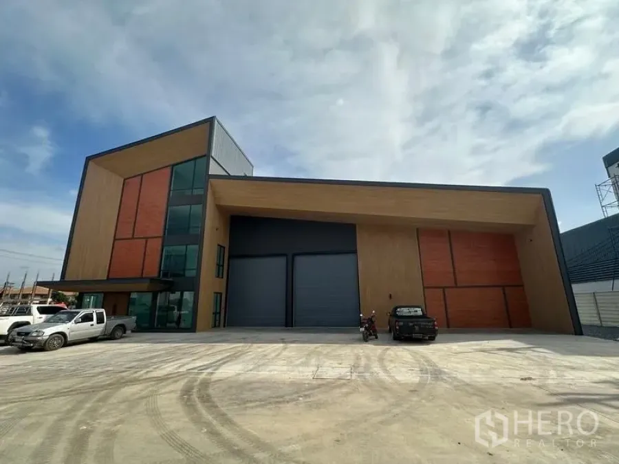 Warehouse for sale in Lam Luk Ka, Pathum Thani - Front elevation with two large loading doors and generous forecourt parking.