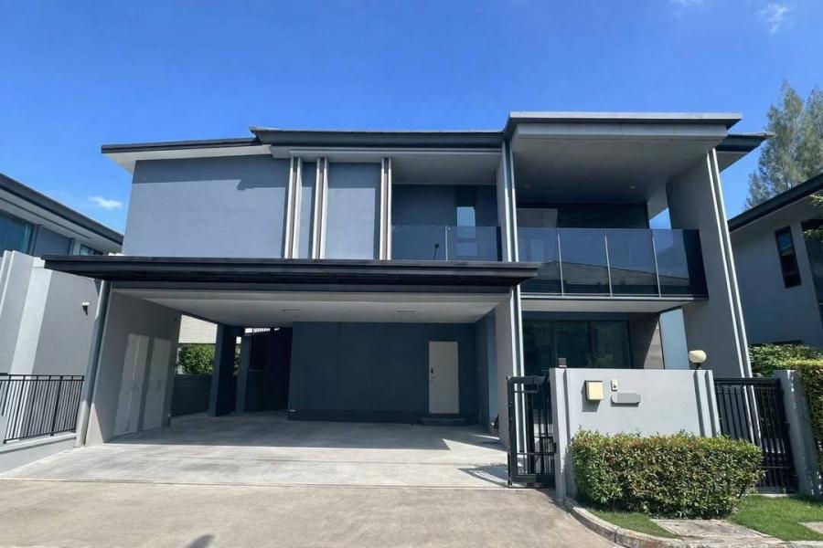 Detached House for rent in Bang Kapi, Bangkok - Modern two-storey detached house exterior with carport and glass balcony.
