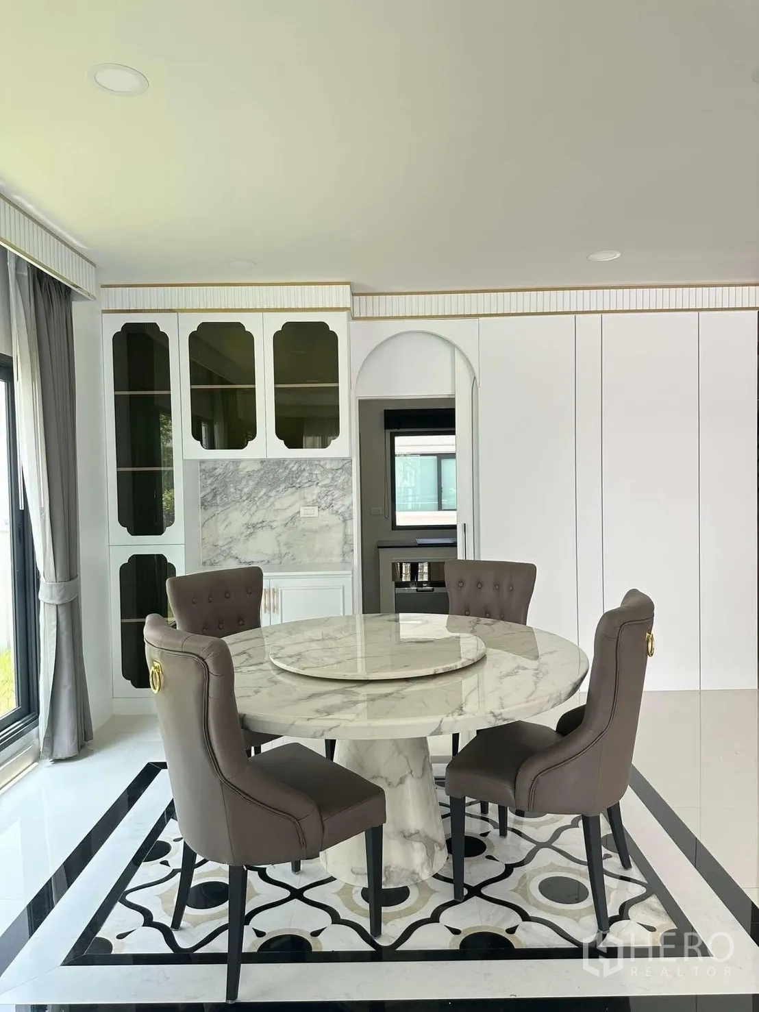Detached House for rent in Bang Phli, Samut Prakan - Dining area with round marble table and four upholstered chairs on patterned tile.