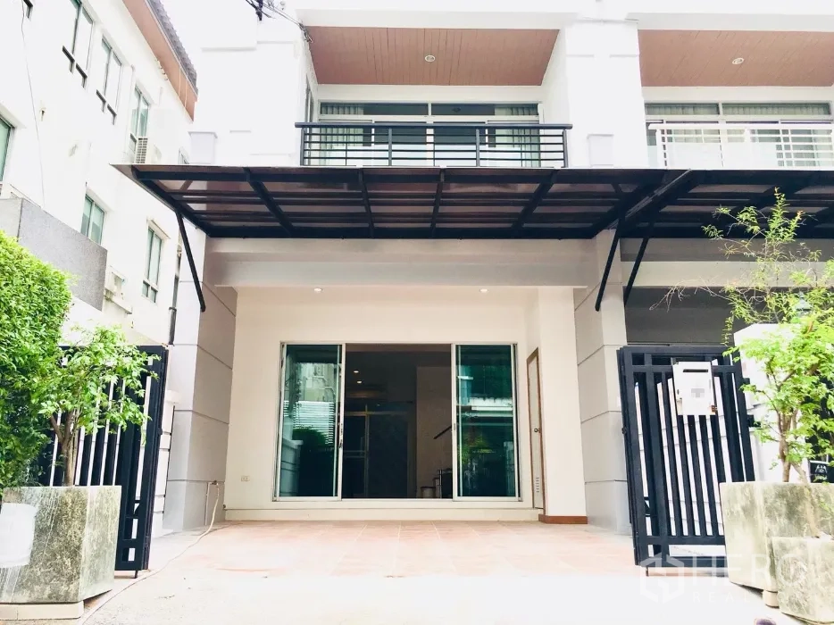 Townhouse for rent in Prawet, Bangkok - Modern townhouse exterior with covered carport, sliding glass doors and balcony in Prawet, Bangkok.