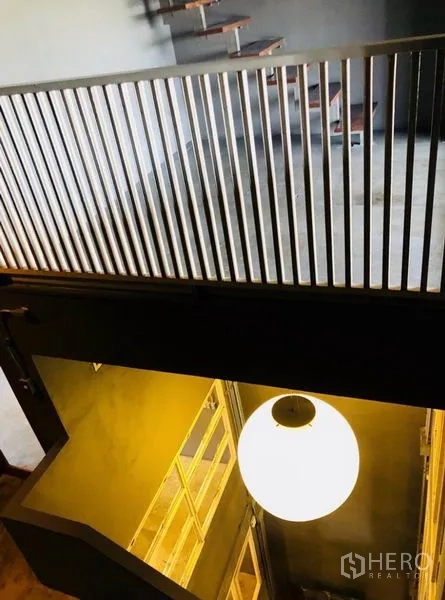带办公室的家 出租在Huai Khwang, Bangkok - 楼梯平台，金属竖向栏杆俯瞰中庭。