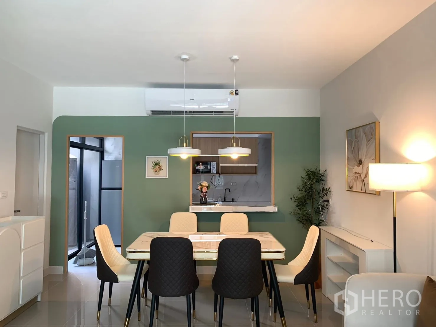 Townhouse for rent in Bang Phli, Samut Prakan - Open-plan dining room with pendant lights facing the semi-open kitchen.