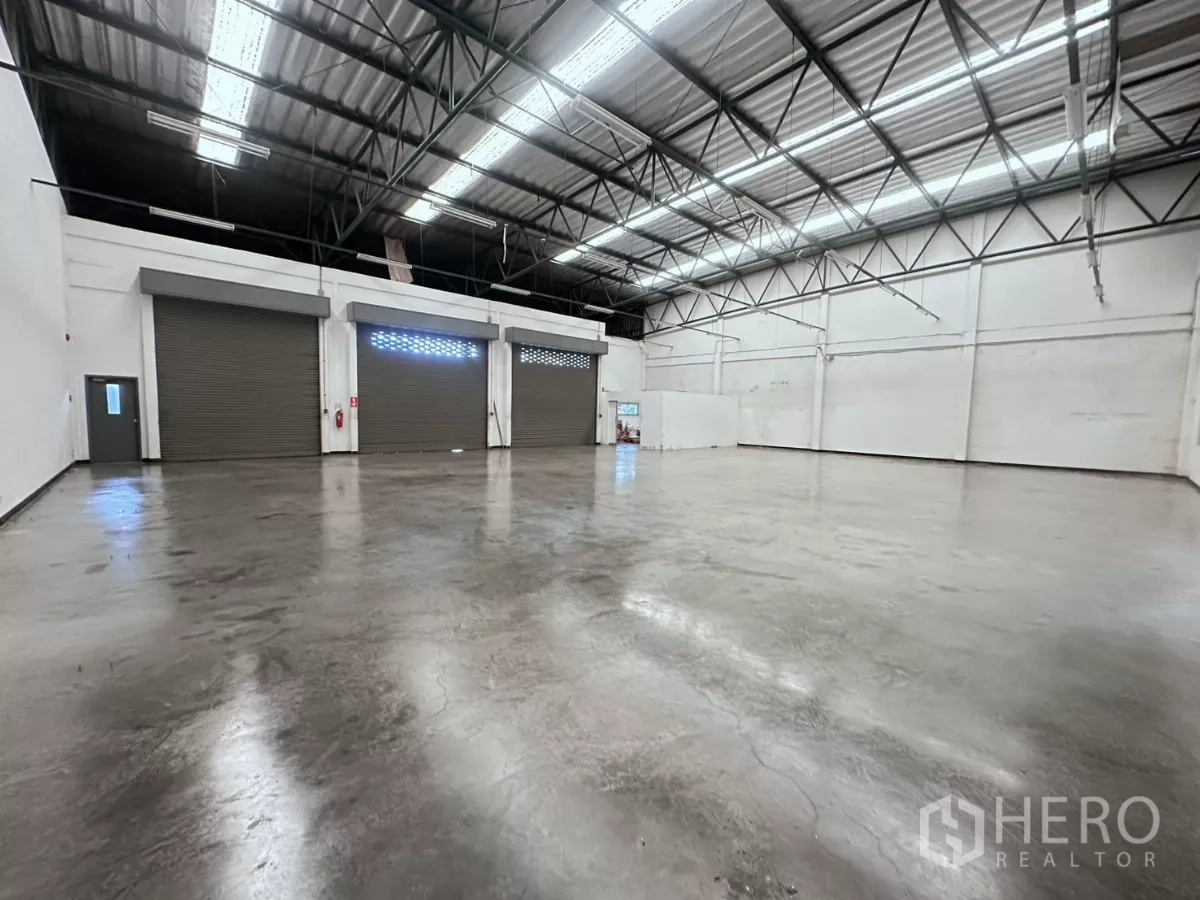 工厂 出售在Lat Krabang, Bangkok - 高挑仓库内部，三扇电动卷闸门。