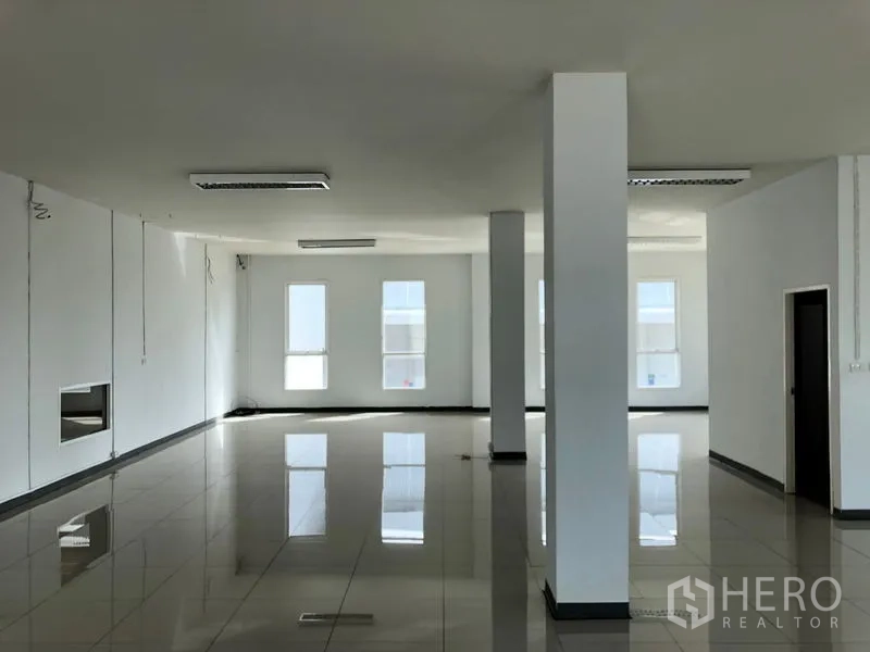 Warehouse for rent in Phra Nakhon Si Ayutthaya - Open-plan upstairs office with windows and glossy tile floor.