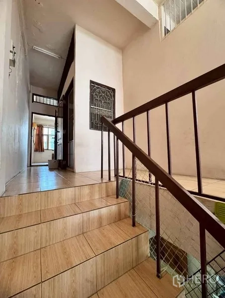 店屋 出售在Watthana, Bangkok - 室内金属栏杆楼梯通往走廊与各房间，自然采光良好。