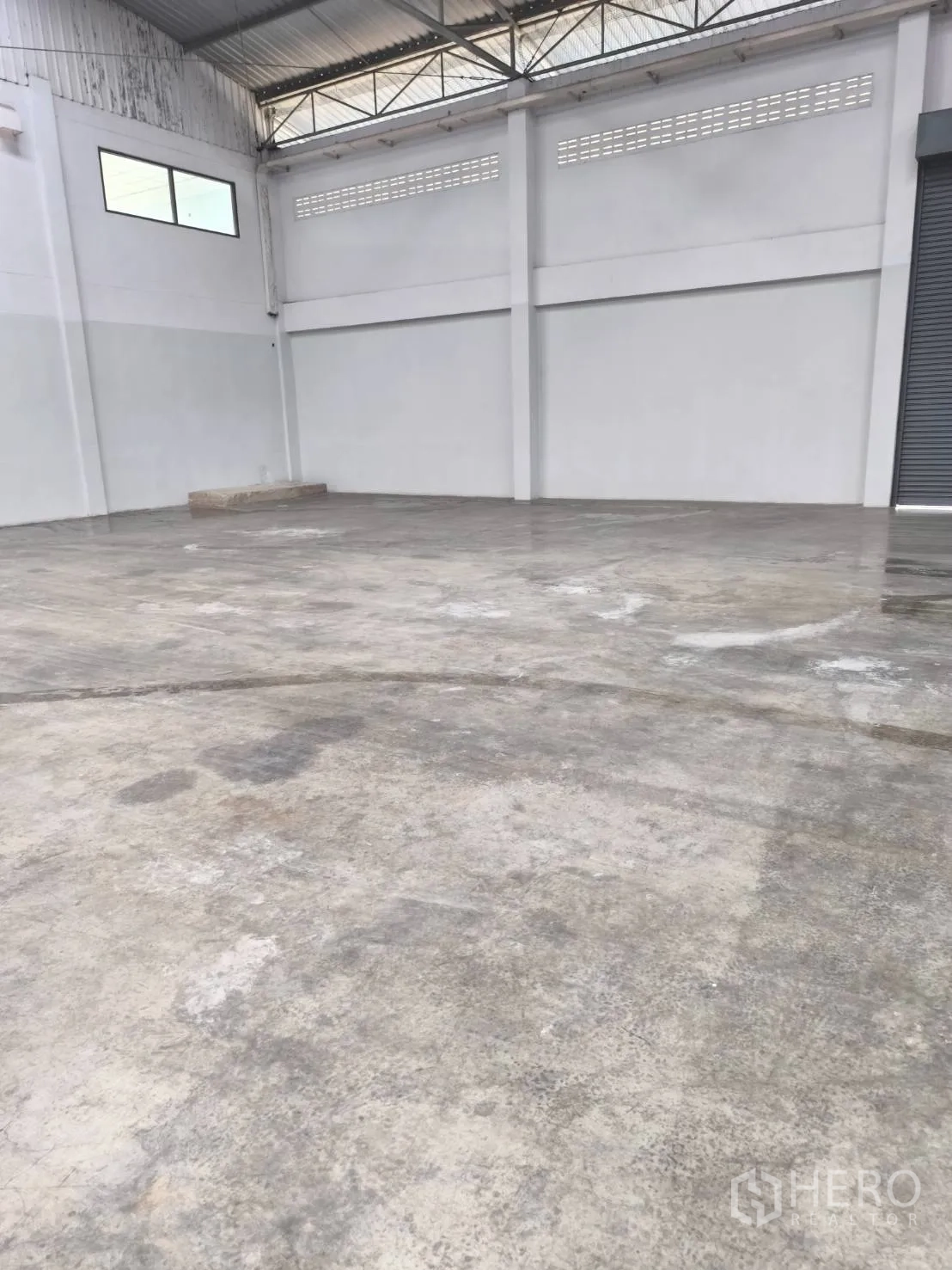 工厂 for sale in Khlong Luang, Pathum Thani - 高墙仓库，带通风砖窗与平整地面。