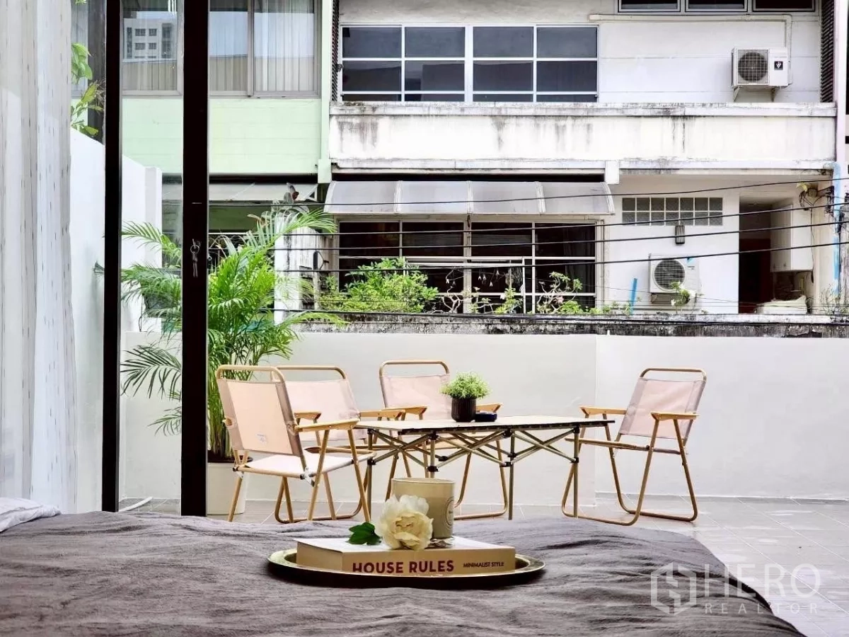 ทาวน์เฮาส์ ให้เช่าในHuai Khwang, Bangkok - มุมมองจากห้องนอนไปยังชุดนั่งเล่นที่เทอเรสผ่านประตูกระจก