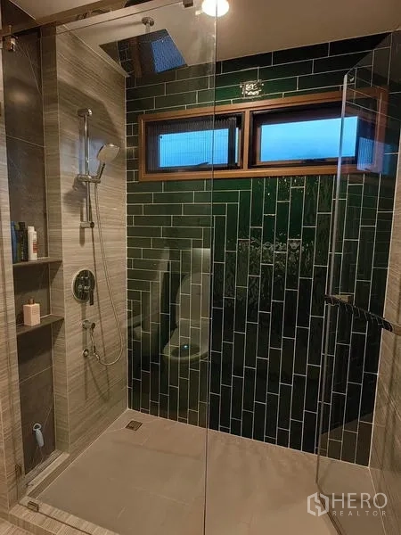 Detached House for rent in Bang Kapi, Bangkok - Glass-enclosed shower with vertical green subway tiles and handheld shower set