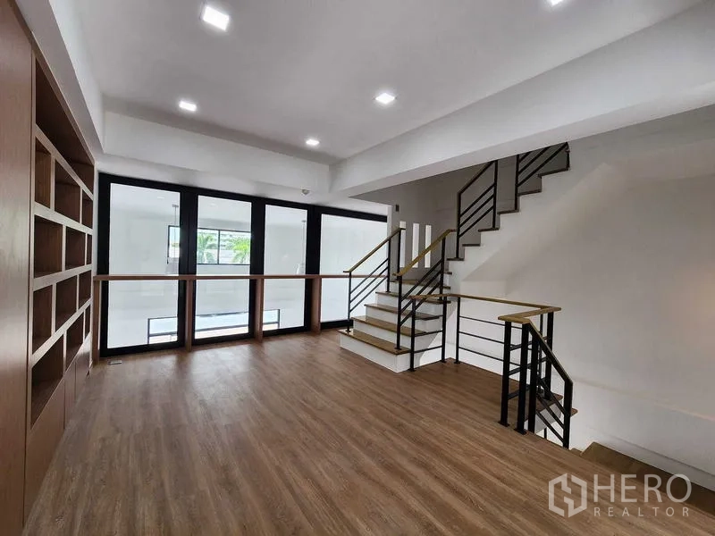 货栈 出租在Phra Khanong, Bangkok - 楼上一体化区域，木地板、落地玻璃门与金属楼梯