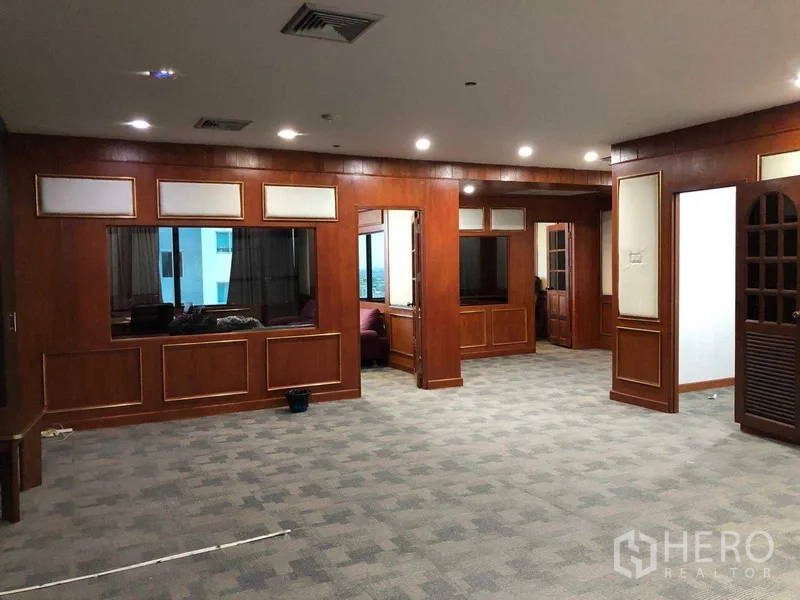 สำนักงาน ให้เช่าในRatchathewi, Bangkok - ออฟฟิศพื้นที่กว้าง แบ่งสัดส่วนหลายห้อง ไฟฝ้าเพดาน และดีไซน์ผนังไม้แบบดั้งเดิม