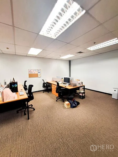 办公空间 出租在Bang Na, Bangkok - 独立办公区，多个工位与转椅，顶置日光灯照明。