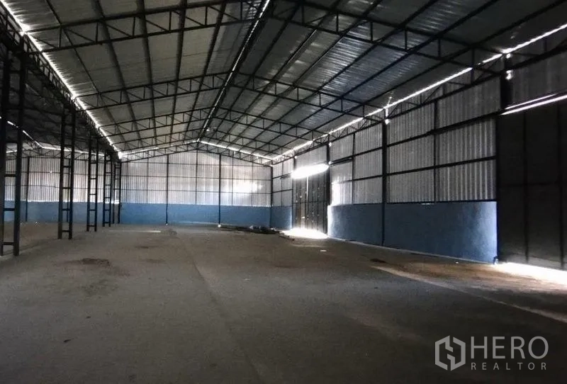 货栈 出租在Si Racha, Chon Buri - 大开间仓储区，金属墙体与大型装卸门