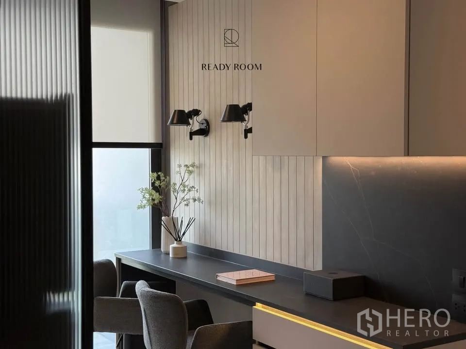 Condominium for rent in Khlong Toei, Bangkok - Window-side dining or study nook with wall lamps and decorative accents.