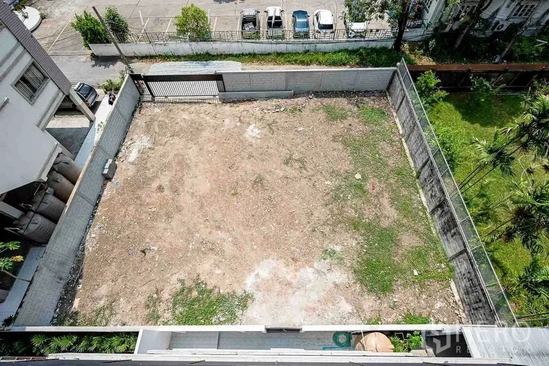 Home Office for rent in Suan Luang, Bangkok - Aerial view of a fenced empty yard behind the building, suitable for parking or future expansion.