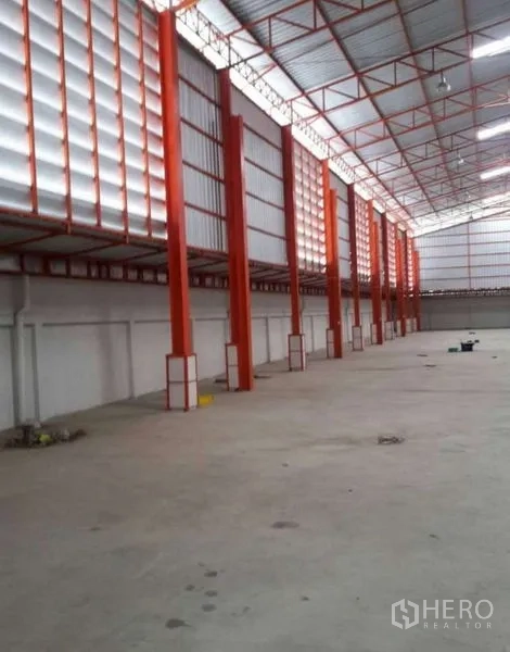 Warehouse for rent in Bang Phli, Samut Prakan - Side wall of warehouse with ventilated louver panels and red structural columns