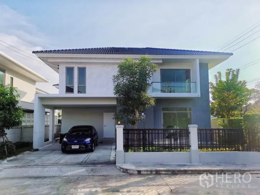 Detached House for sale in Nonthaburi - Two-storey modern detached house with carport, balcony and a fenced front yard in Bang Rak Noi.