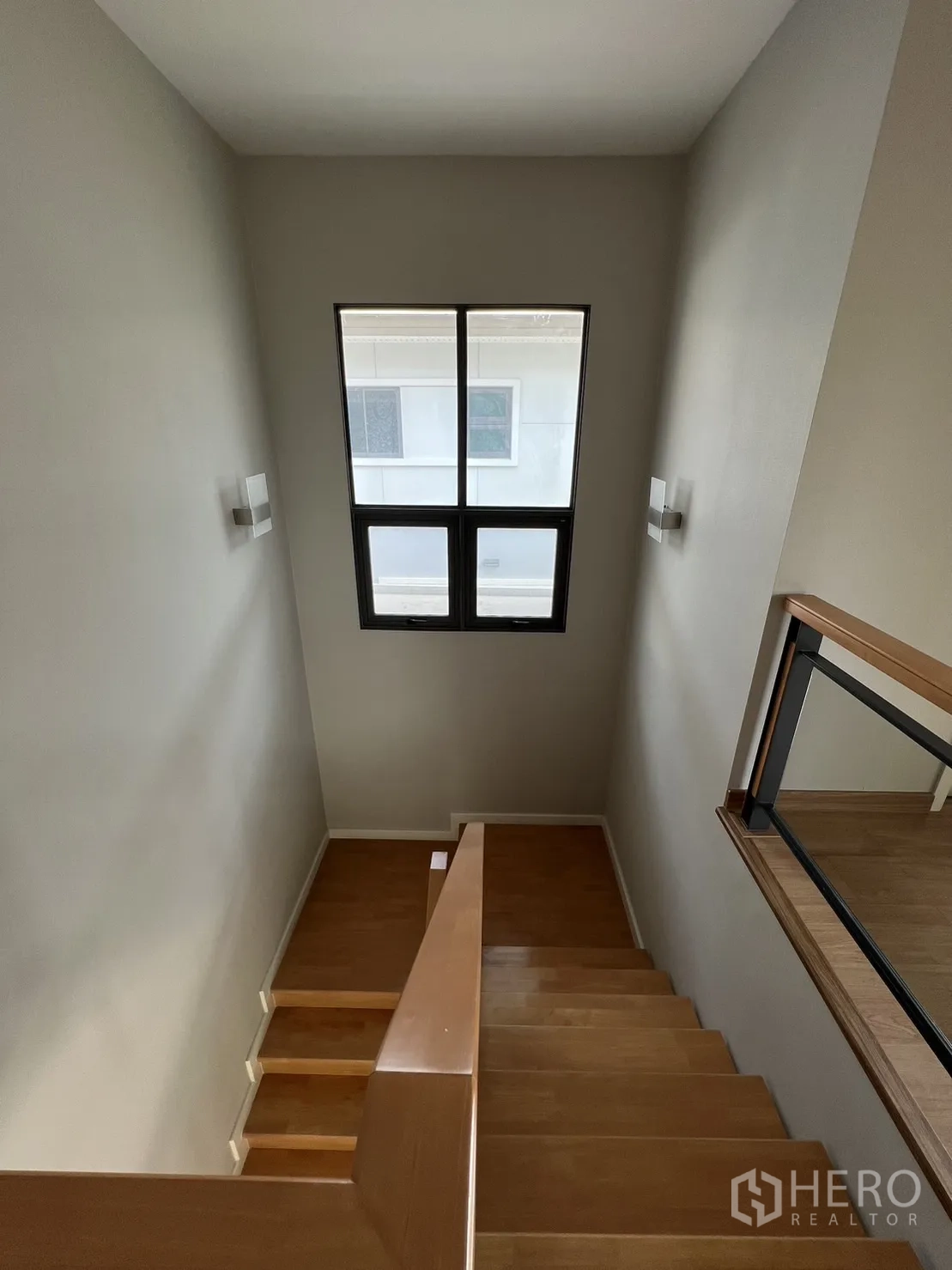 独立式住宅 出售在Suan Luang, Bangkok - 木质楼梯配高窗，自然采光良好。
