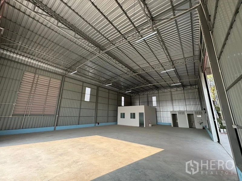 Warehouse for rent in Lam Luk Ka, Pathum Thani - Warehouse interior showing skylights, ventilation panels and smooth concrete floor.